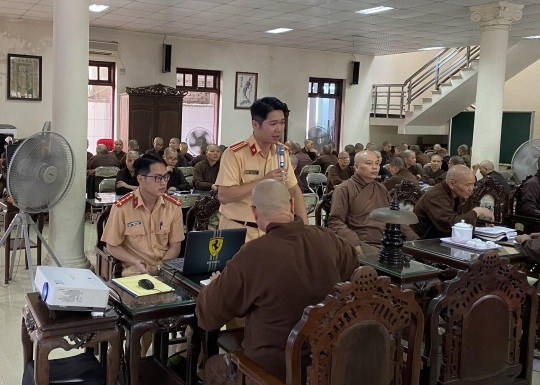 Tuyên truyền phổ biến pháp luật  về trật tự an toàn giao thông tại chùa Chiếu - Hải Phòng